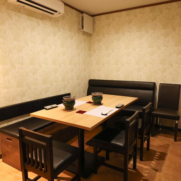 最大20名まで貸切利用可能です。会社の宴会や仲間との集まりにぴったり。落ち着いた雰囲気の中でゆったり食事を楽しめます。テーブル席や個室を組み合わせ、人数に応じたレイアウトが可能で、周囲を気にせず会話や食事を満喫できます。貸切利用の安心感があります。一体感のある時間をお過ごしください♪