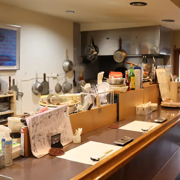カウンター席は1名様から利用でき、料理人との会話を楽しみながら食事ができる特等席。テーブル席は3名や6名で使いやすく、少人数での食事や観光途中の立ち寄りにも便利です。落ち着いた雰囲気で、ゆっくり過ごせる空間をご用意しています。居心地の良さが魅力です。お一人様も歓迎いたします！