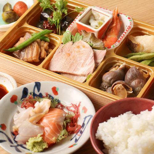 彩り豊かなお弁当形式の贅沢和定食