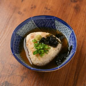 出汁で食べる焼きおにぎり