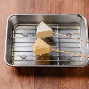 北海道産カマンベール串カツ