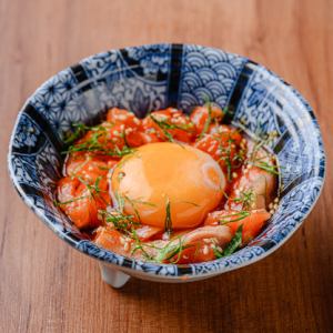 サーモンユッケ