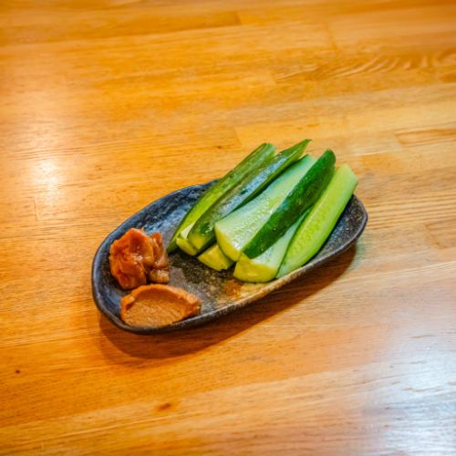 モロきゅう　梅肉添え