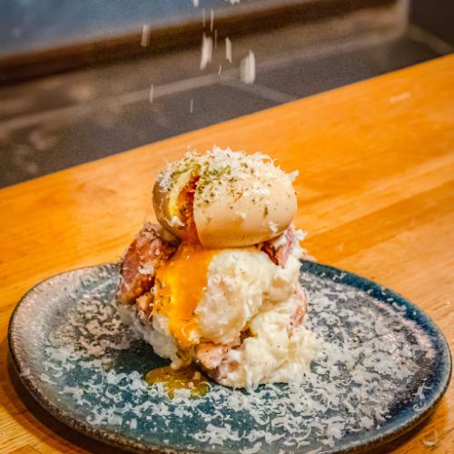 炙りベーコンと半熟味玉のポテトサラダ