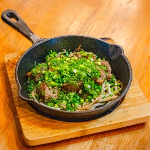 砂肝鉄板焼き　葱まみれ
