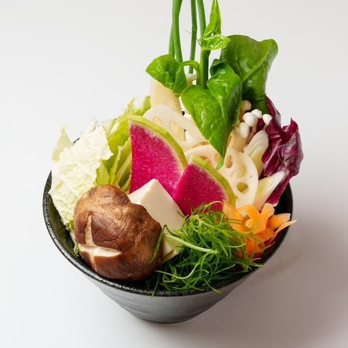 Enjoy shabu-shabu and sukiyaki made with fresh vegetables delivered directly from Miyako Island.