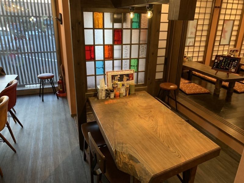 ゆったりくつろげるテーブル席で名物「串カツ」をご賞味あれ♪