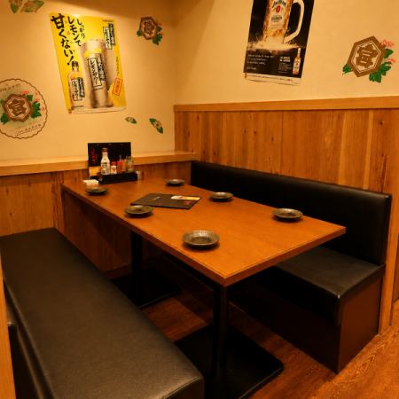 ＜2F喫煙フロア＞～6名様でご利用いただける、テーブル席です。各種ご宴会や趣味のお集まり、女子会などにぴったり！当店で楽しいひとときをお過ごしいただけますよう、感染症対策も万全にご案内いたします。
