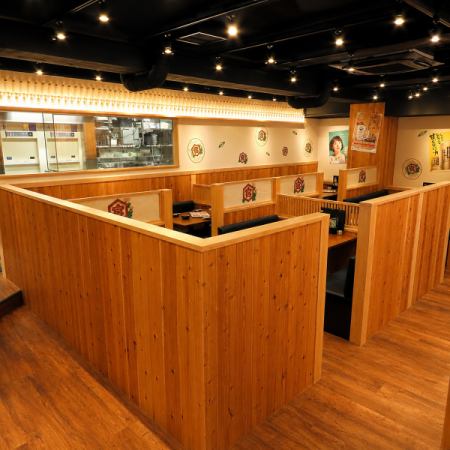＜2F喫煙フロア＞フロアの貸切もOK！最大45名様までの大人数宴会は、当店にご相談ください。11時～営業しておりますので、早い時間帯も可能です。大型テレビやスピーカーを完備しており、スポーツ観戦はもちろん、お持ち込みでスマホに入ったムービーを流す事も可能です(※要相談)！
