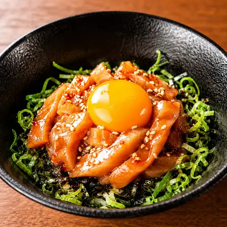 サーモンユッケ丼