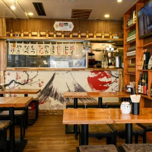2フロアからなる広々とした店内は居心地の良さも抜群で、ワイワイ賑わった雰囲気が魅力です。なお、貸切予約も承っており、20名様～ご相談いただけます♪