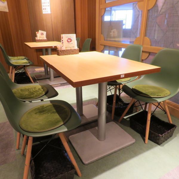【テーブル席でゆっくりと】2名掛けテーブルを4卓、4名掛けテーブルを5卓ご用意。ご利用人数に合わせて席レイアウトが可能です。
