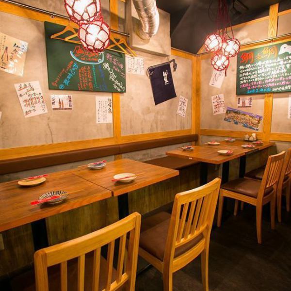 [For a girls' night out or a gathering with friends] We have table seats that can accommodate 4 people per table! Perfect for after work, a gathering with friends, a sudden drinking party, or a company banquet.