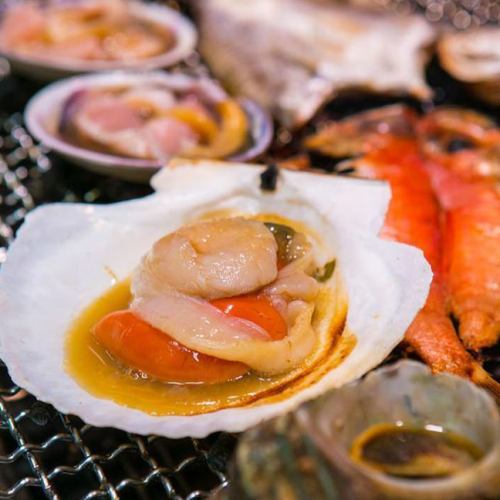 Enjoy our proud seafood dishes and a wide variety of sake.