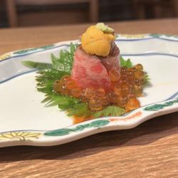 烤神户牛肉配海胆和鲑鱼子 1 块