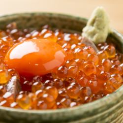 いくらと海鮮のたまごかけごはん