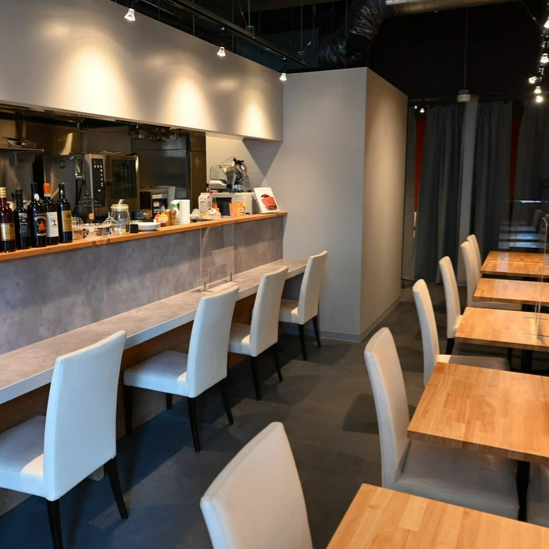 Counter seats for one person are also available.We also have glass wine, whiskey, and shochu that you can easily order, so you can enjoy it even in the style of "a little luxurious French drink".