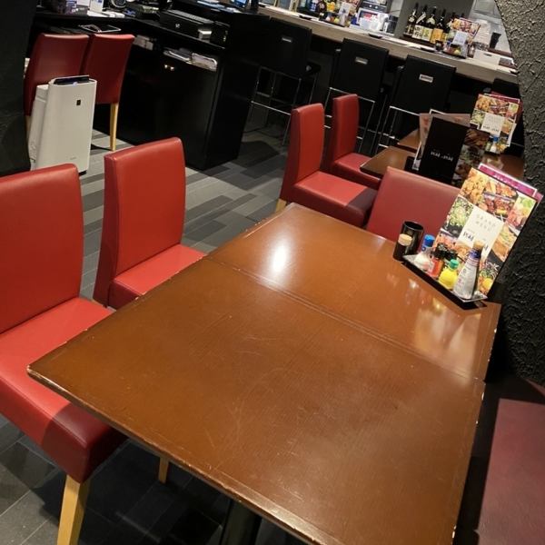 心温まるゆったりとした空間の店内◎4名様前後でご利用いただけるテーブル席をご用意しております♪