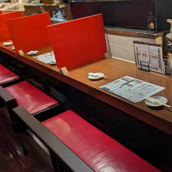 【カウンター席】店内は古民家を思わせる落ち着きと温かみのあるデザイン◎中野駅から徒歩圏内の利便性の良さもポイントです。カウンター席では職人の手仕事を間近に楽しめる特別感を満喫できます！地酒とのペアリングを提案するスタッフの知識も豊富で、初めての方でも安心。