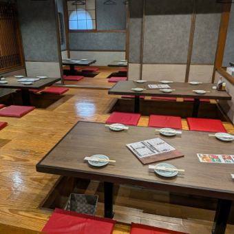 【4名様 掘りごたつ席】同僚との食事や、気心知れた仲間との飲み会にぴったりの4名様席。距離感が近く、会話を楽しみながら落ち着いて過ごせる空間です。仕事帰りの一杯や、少人数での集まりにおすすめ。