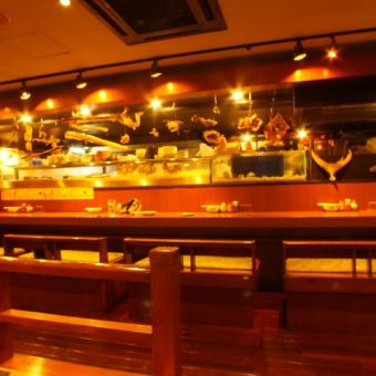 【カウンター席】デートやお一人様利用におすすめの特等席。職人の手仕事を間近で楽しめるライブ感が魅力です。スタッフとの会話を楽しみながら、地酒や料理をじっくり味わいたい方に最適です。