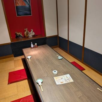 【4名様 掘りごたつ個室】接待や大切な会食、少人数でのプライベートな集まりに。仕切られた空間で周囲を気にせずゆったりとお過ごしいただけます。落ち着いた雰囲気の中で、会話と料理をじっくり楽しめます。