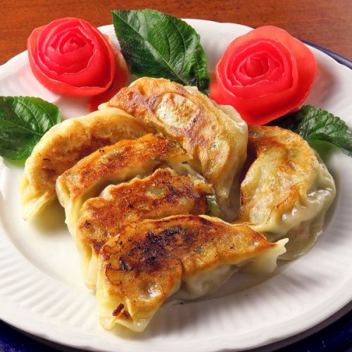 みんな必ず注文する海老入り焼き餃子(6個)