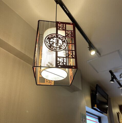 テーブルごとに配置された提灯型のライトが温かみのある落ち着いた雰囲気を演出！柔らかな光に包まれたテーブル席は、全24席で移動可能なので、ご利用人数に応じた柔軟な配置が可能です。