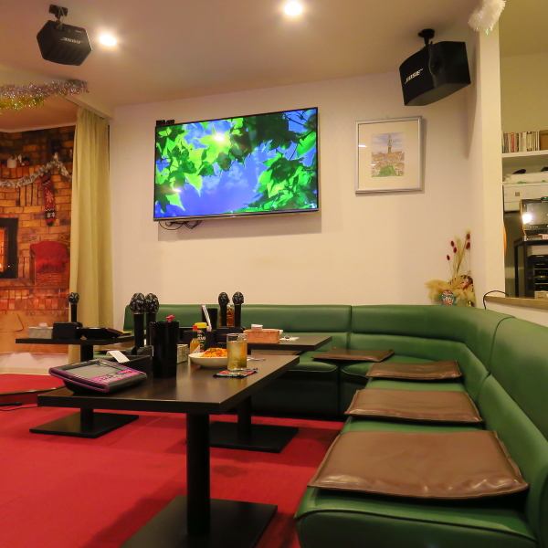 ゆったりできるソファ席で心行くままおくつろぎください。昼の部1,500円(税込)、夜の部1,800円(税込)でカラオケが歌い放題！！アラカルト料理やドリンクも豊富。ソフトドリンクもあるのでお子様も安心♪歌って飲んで、盛り上がってください！