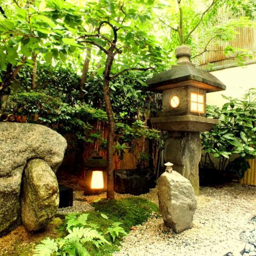 京都の風情溢れる中庭…。