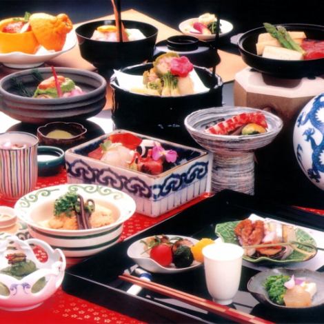 还推荐使用时令食材的怀石料理。根据您的预算，我们有6600日元〜（含税）。