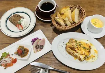 ランチ限定！メインが選べるお得なAコース　デザート、1ドリンク付でさらにパンもお代わり自由♪