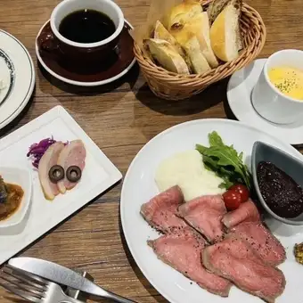 ランチ限定！メインが選べるお得なBコース　デザート、1ドリンク付でさらにパンもお代わり自由♪