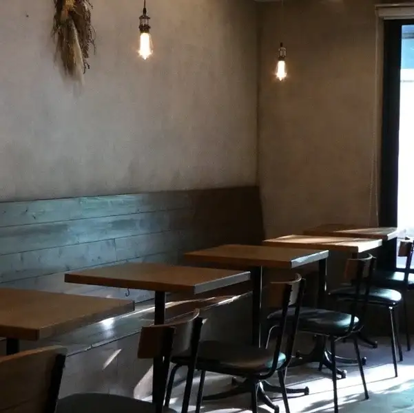 お客様に楽しい時間をお過ごしいただくため、店内装飾や空間づくりにこだわっております。お子様連れやファミリーも安心してご利用いただける雰囲気の店内です。ごゆっくりお食事をお楽しみくださいませ。モーニング・ランチ・カフェ・バルと様々なシーンに合わせてご利用ください。