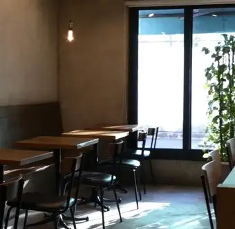 窓が大きく緑が除く開放的な店内。テーブル席、大テーブル、カウンターのご用意がございます。