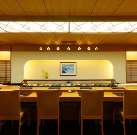 Enjoy the finest sushi at the counter seats where the warmth of wood remains.