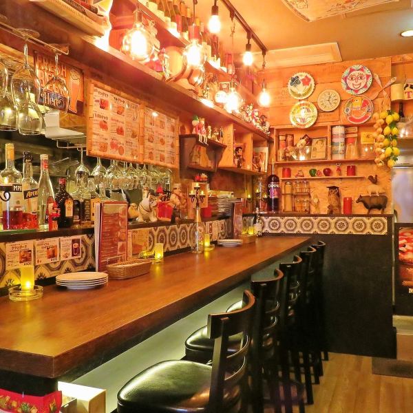 隐秘的意大利酒吧，让人想起那不勒斯后巷的酒吧！木纹内饰和温暖的灯光营造出成熟的氛围。即使你一个人，也可以在柜台上放松。