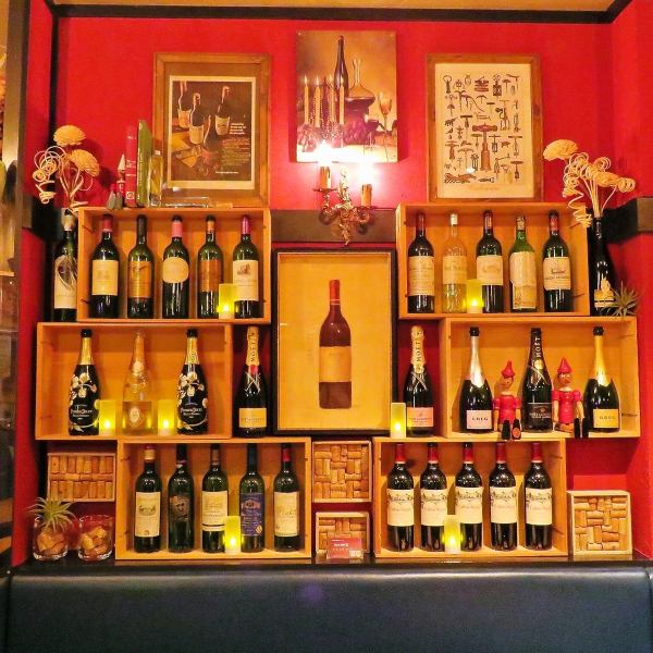 The interior of the store, lined with wine bottles, is a space filled with the owner's passion.A cozy Italian bar with an authentic Italian atmosphere.