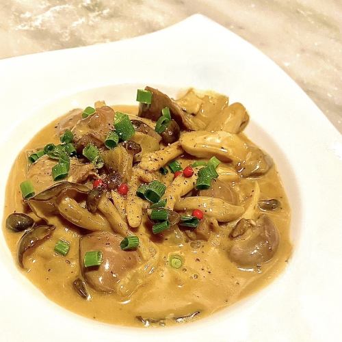 Boiled gizzard and mushrooms in balsamic cream sauce