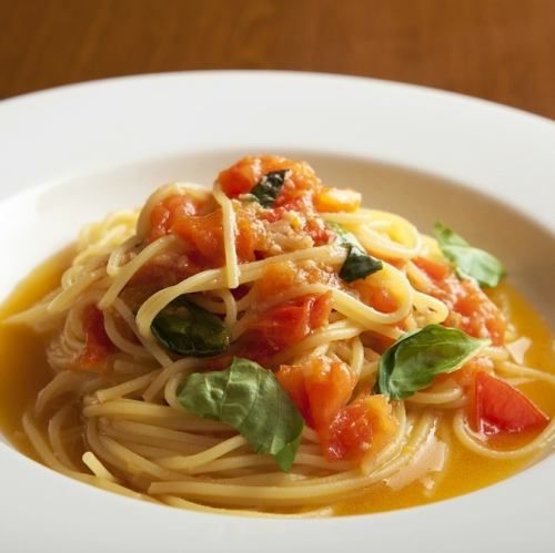 Basil and tomato oil pasta