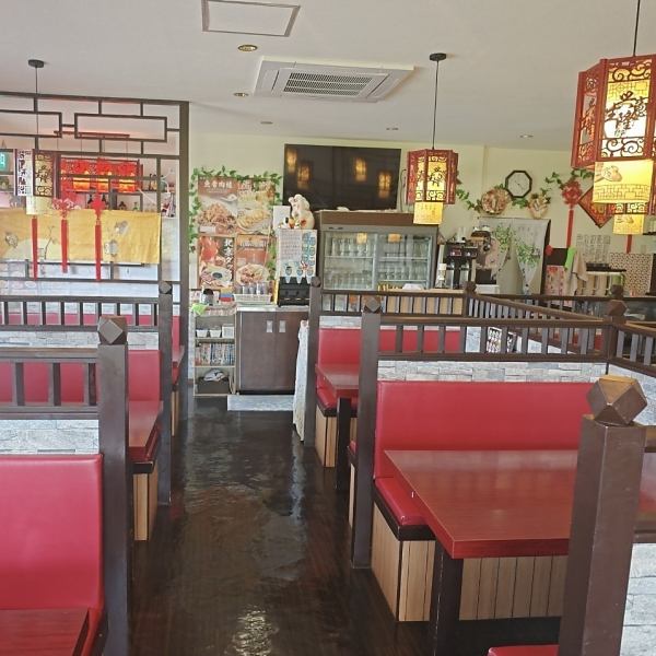 【広々とした店内】テーブルは4名席と8名席がございますので、人数に応じて広々とご利用いただけます。感染症対策もしっかり行っておりますので、安心してお食事いただけます。