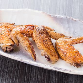Grilled chicken wings with pepper