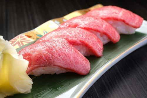 Maesawa beef nigiri sushi (4 pieces) (880 yen)