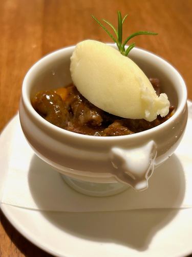 Braised beef tendon in red wine with mashed potatoes
