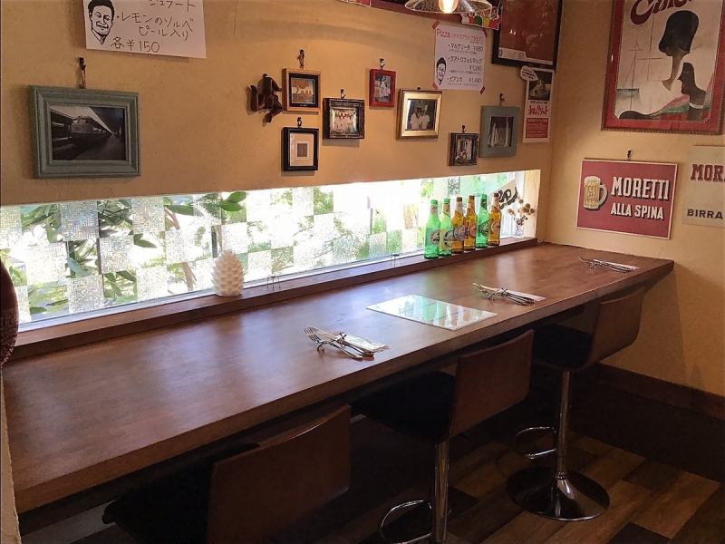 此外,还有三个吧台座位可供选择。欢迎单人用餐!