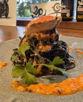 本日のおすすめ（一例）【丸ガニのご褒美パスタ・イカ墨のタリオリーニで】