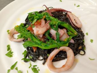 本日のおすすめ（一例）【スルメイカと菜花のペペロンチーノ・イカ墨のタリオリーニで】