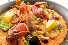 【魚介の旨味が凝縮】彩り豊かな具だくさんシーフードパエリア