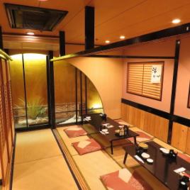 【約２0名様までのお席の例】ゆったり配席しているので、急に人数が増えても、この部屋で24名ぐらいまでテーブルを繋げば何なりと座れますので、ご安心ください。