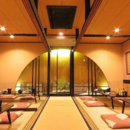 【本館団体様例】ゆったり配席しているので、急に人数が増えても、この部屋で60名ぐらいまでテーブルを繋げば何なりと座れますので、ご安心ください。最大宴会場は120席